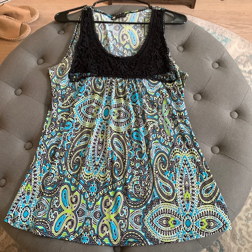 Sleeveless flowing too.